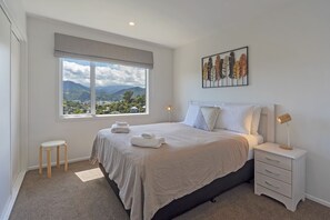 3 dormitorios, tabla de planchar con plancha, cuna de viaje