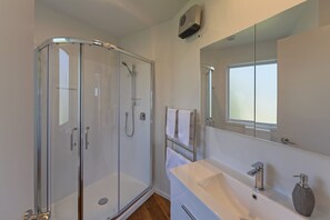シャワー、ヘアドライヤー、タオル、トイレットペーパー
