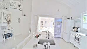 Fridge, microwave, dishwasher, coffee/tea maker - SPACIOUS 7 BEDROOM VILLA (Special for Groups) (Jan Thiel)