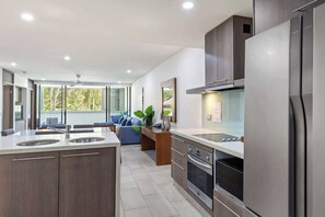 Refrigerador, microondas, horno y parrilla de estufa 