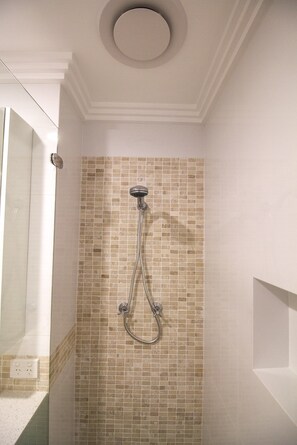 Douche, sĂšche-cheveux, serviettes fournies, savon