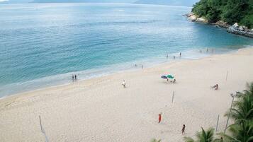 Una playa cerca, sillas reclinables de playa