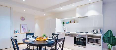 ثلاجة، ميكروويف، فرن، موقد طهي مسطح