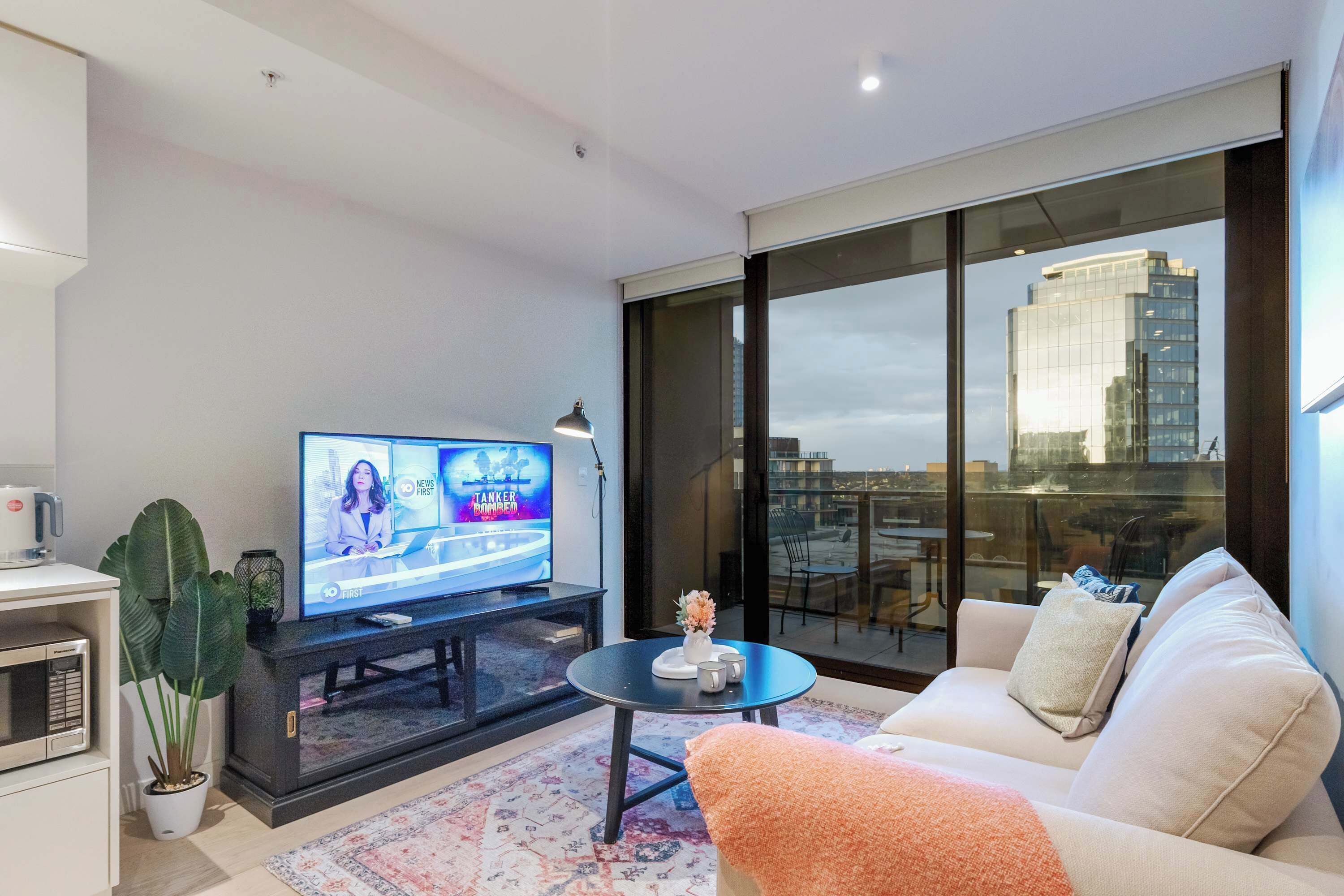 Televisión y oficina 