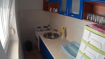 Frigorífico, horno, placa de cocina y utensilios de cocina