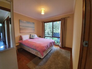 3 quartos, ferros/tábuas de passar roupa, berço de viagem, roupa de cama