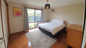 3 室のベッドルーム、アイロン / アイロン台、旅行用ベビーベッド、ベッドシーツ