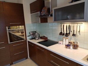 Fridge, microwave, oven, stovetop - Riga Airport Apartment (Riga)