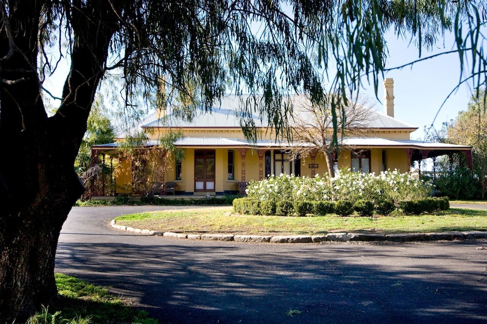 Two Rooms in Historic Ranelagh House on acres, 2 km to CBD