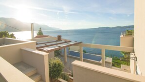 A balcony with a view of the sea and mountains. - Holiday House Botta With Pool (Seaside Near Split) (Marušici)