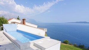 A swimming pool with a view of the sea and mountains. - Holiday House Botta With Pool (Seaside Near Split) (Marušici)