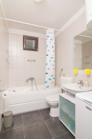 Combined shower/bathtub, hair dryer, towels, soap