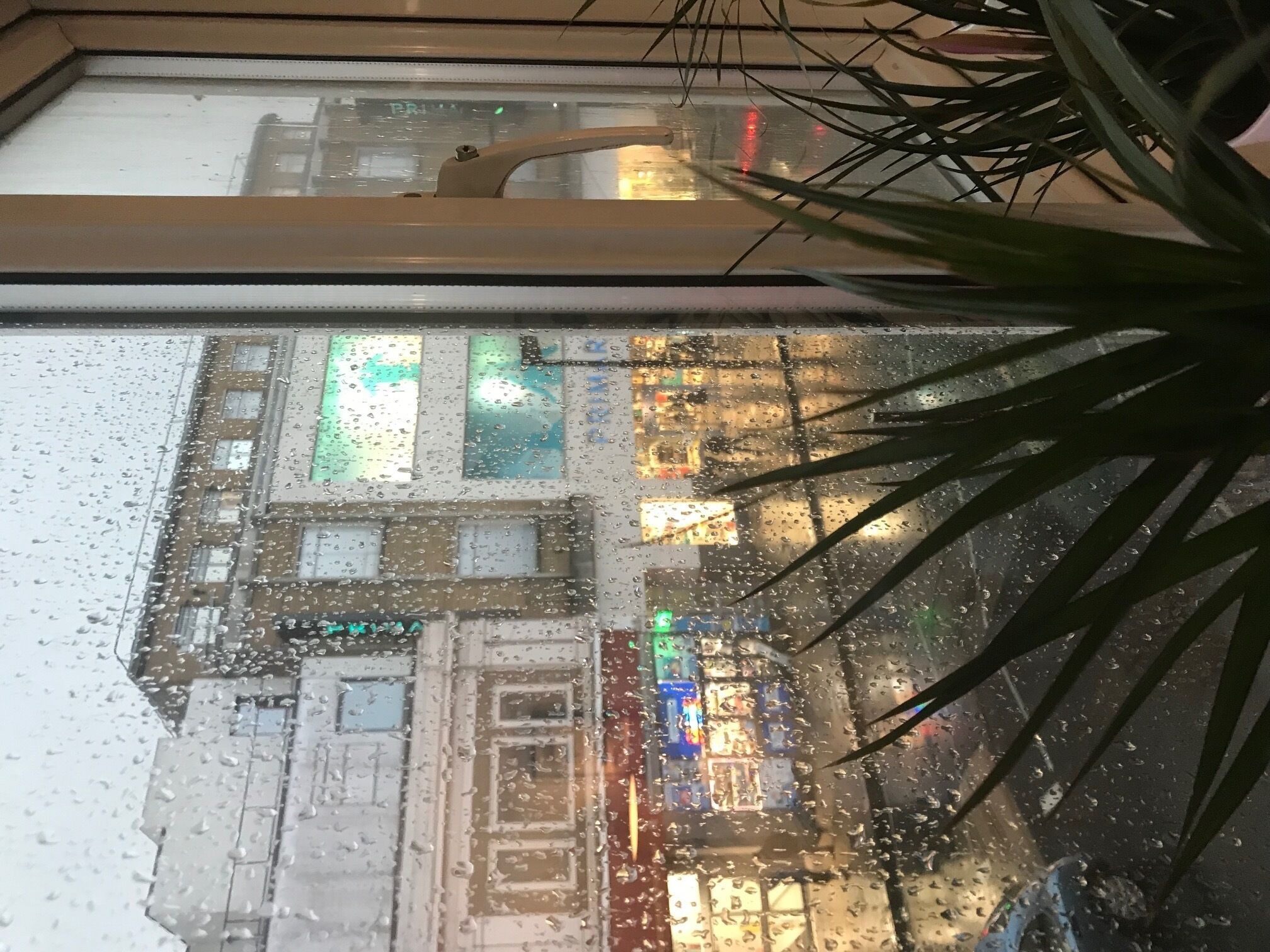 2 Bedroom Apartment 20 seconds walk from Tooting Broadway Underground