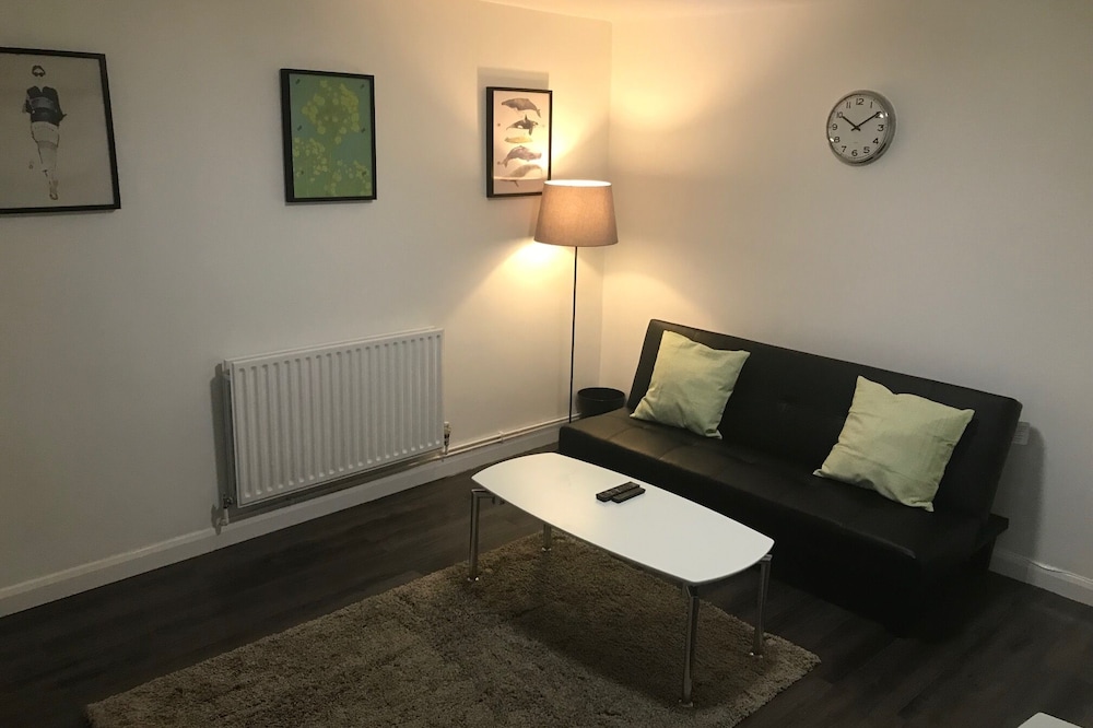 2 Bedroom Apartment 20 seconds walk from Tooting Broadway Underground