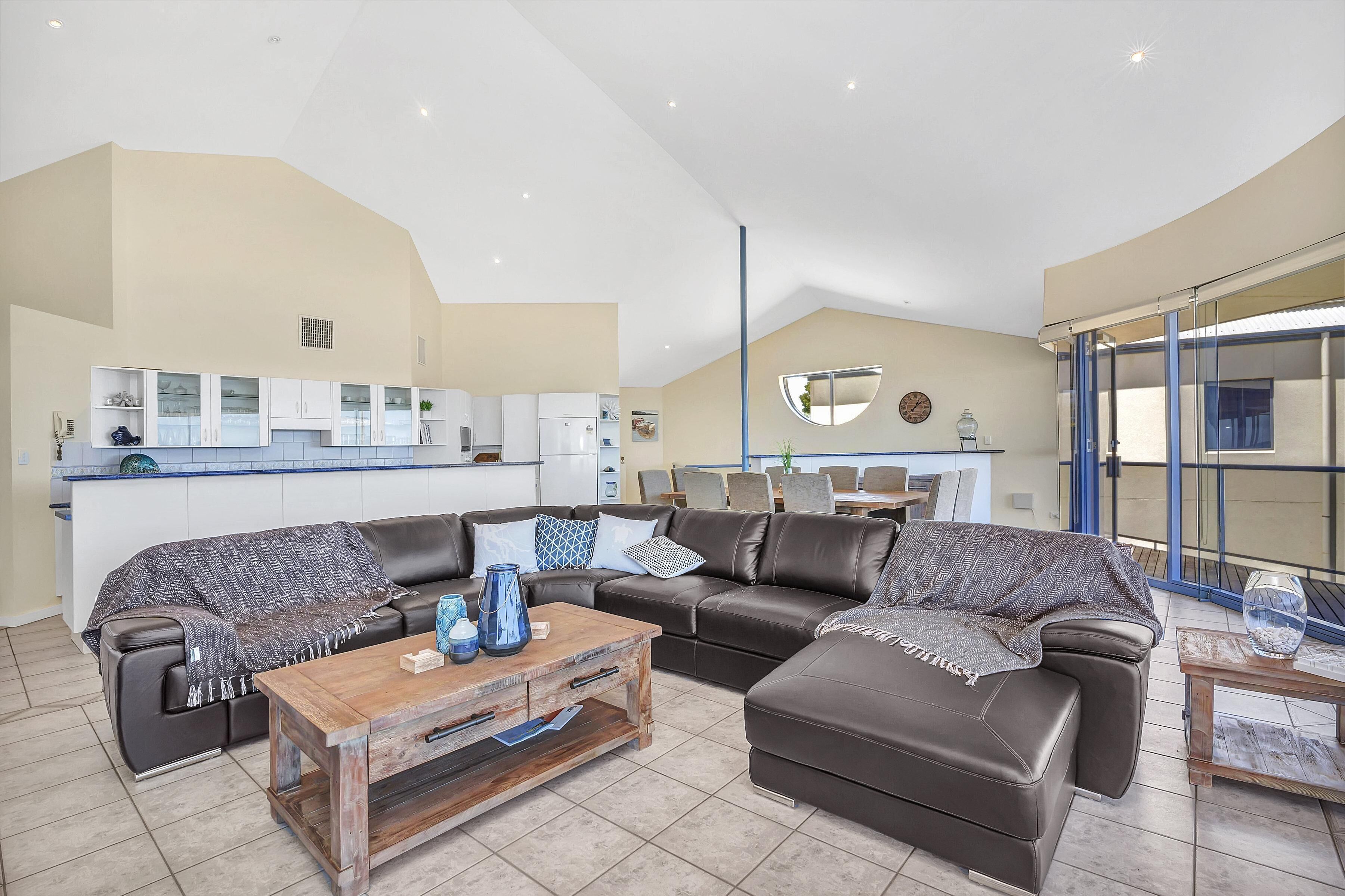 Sail Away ~ Aldinga Beach - Large and Luxurious Esplanade Home with Panoramic Sea Views — image 5