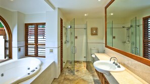 Bañera, secador de pelo, toallas