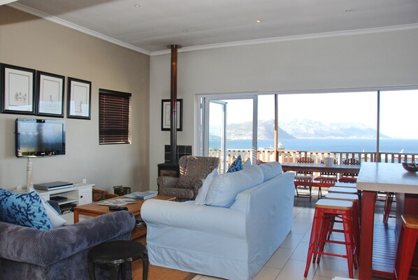 TV, fireplace - Grosvenor Villa - Tranquility at the Sea (Cape Town)