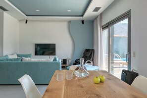 Flatskjerm-TV, videospill, DVD-spiller og bøker