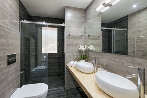 Kombinert dusj/badekar, boblebad, hårføner og bidé