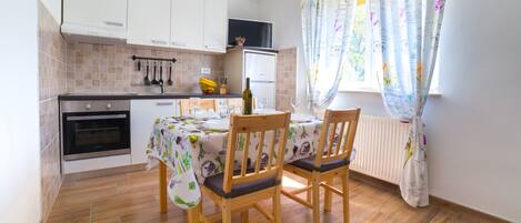 Kühlschrank, Ofen, Herdplatte, Wasserkocher mit Kaffee-/Teezubehör