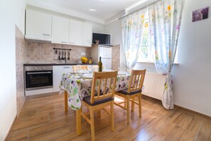 Fridge, oven, stovetop, coffee/tea maker