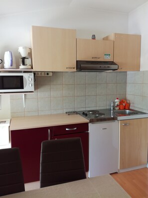 Een koelkast, een magnetron, een koffiezetapparaat/waterkoker