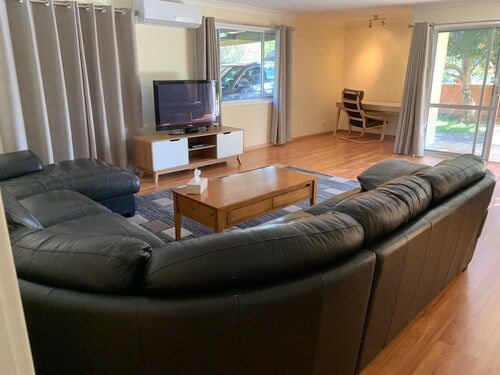 Flynn's Beach House - surfing/fishing/walking/cycling in a quiet street