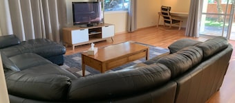 Flynn's Beach House - surfing/fishing/walking/cycling in a quiet street