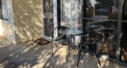 Flynn's Beach House - surfing/fishing/walking/cycling in a quiet street