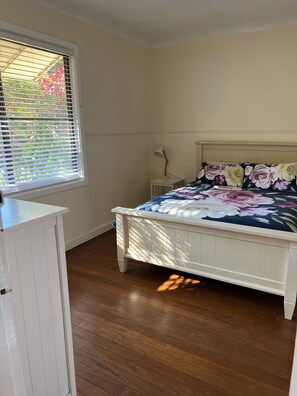 3 bedrooms, desk, iron/ironing board, WiFi