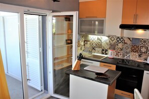 Microwave, coffee/tea maker, cookware/dishes/utensils - Sunny apartment (Zaton)