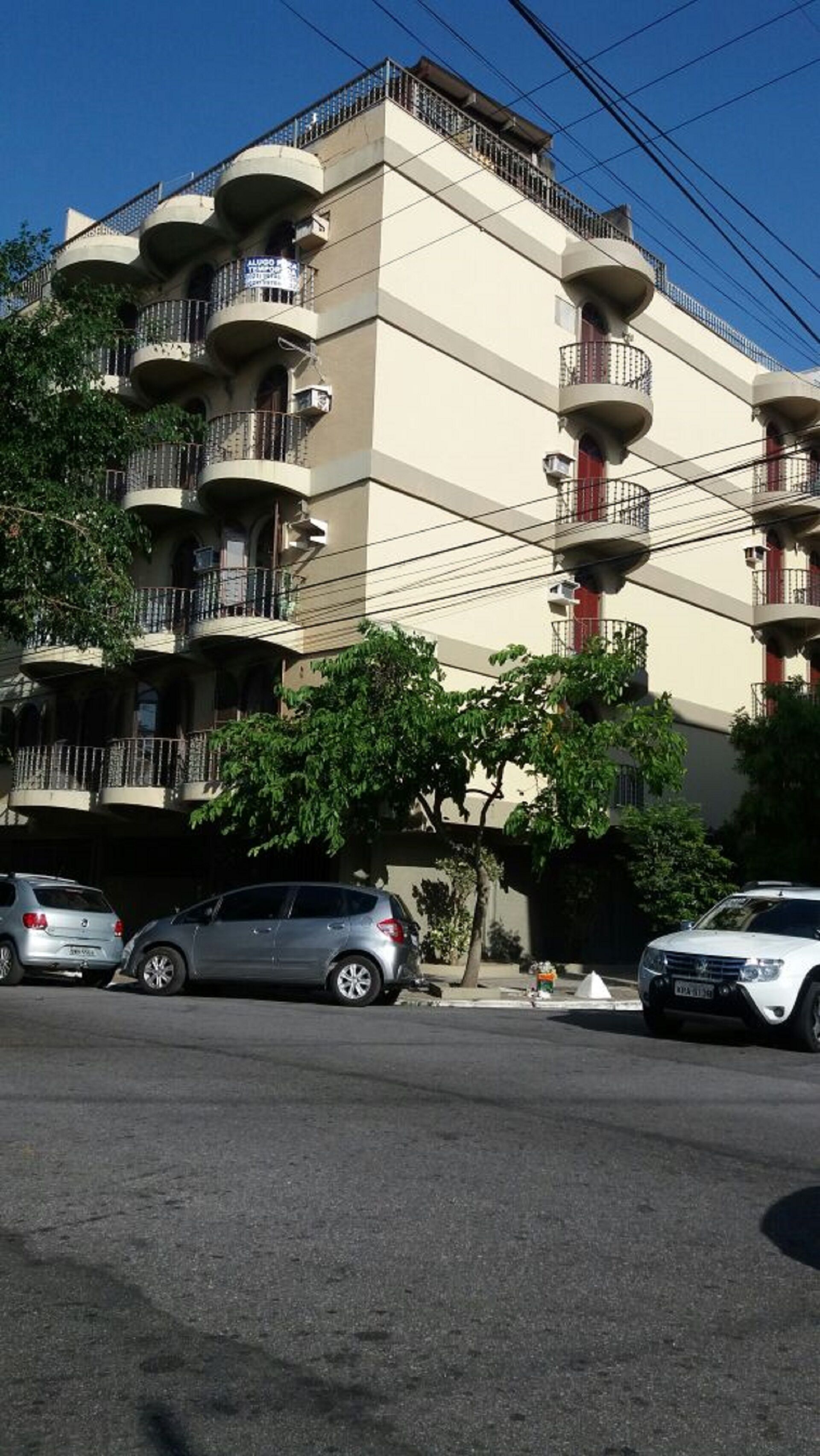 Apt near the beach, close to everything, very well accommodates family.