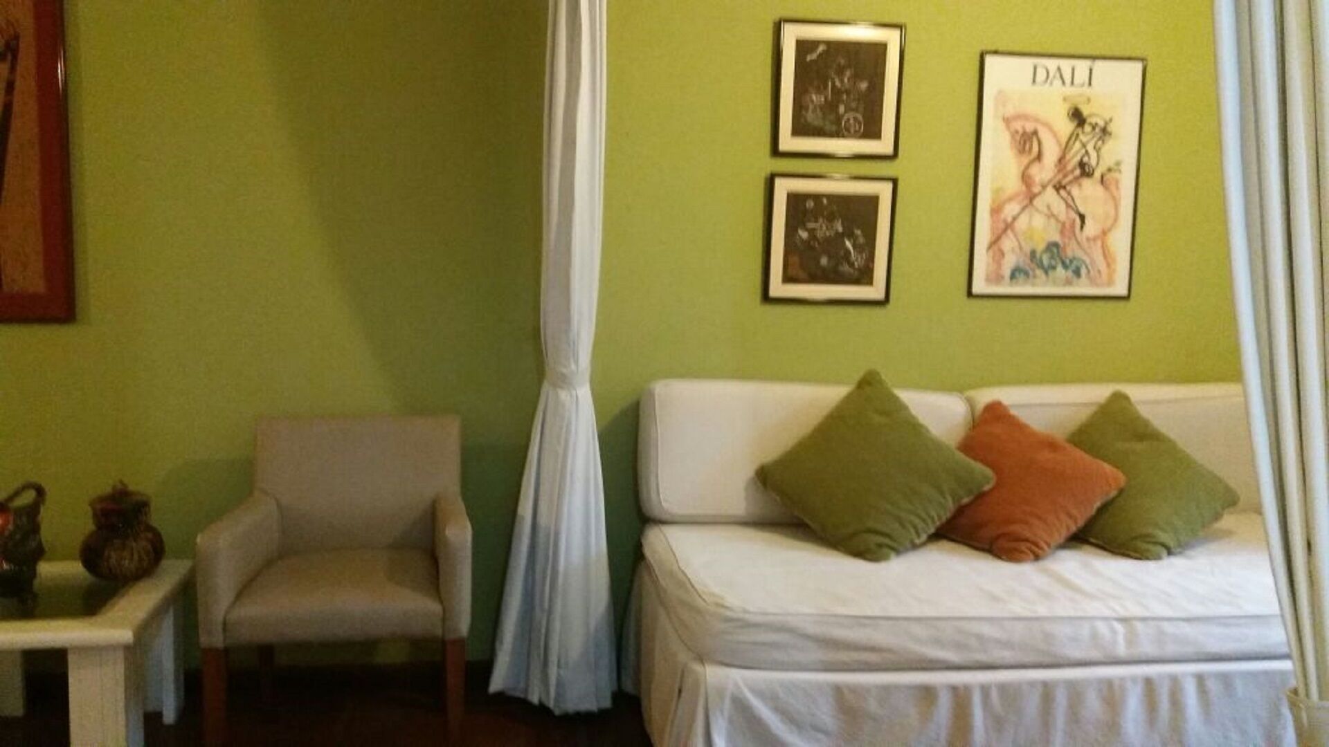 Apt near the beach, close to everything, very well accommodates family.