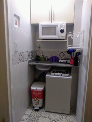 Mikrowelle, Wasserkocher mit Kaffee-/Teezubehör