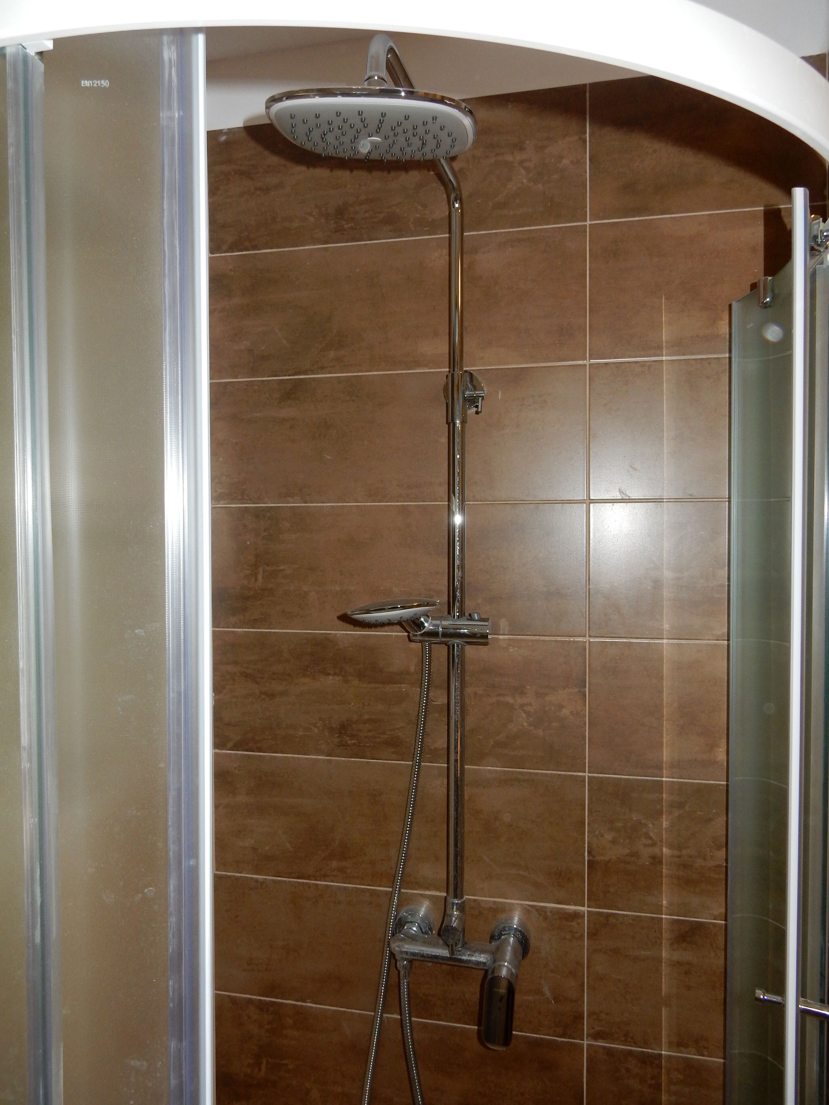 シャワー、ヘアドライヤー、タオル