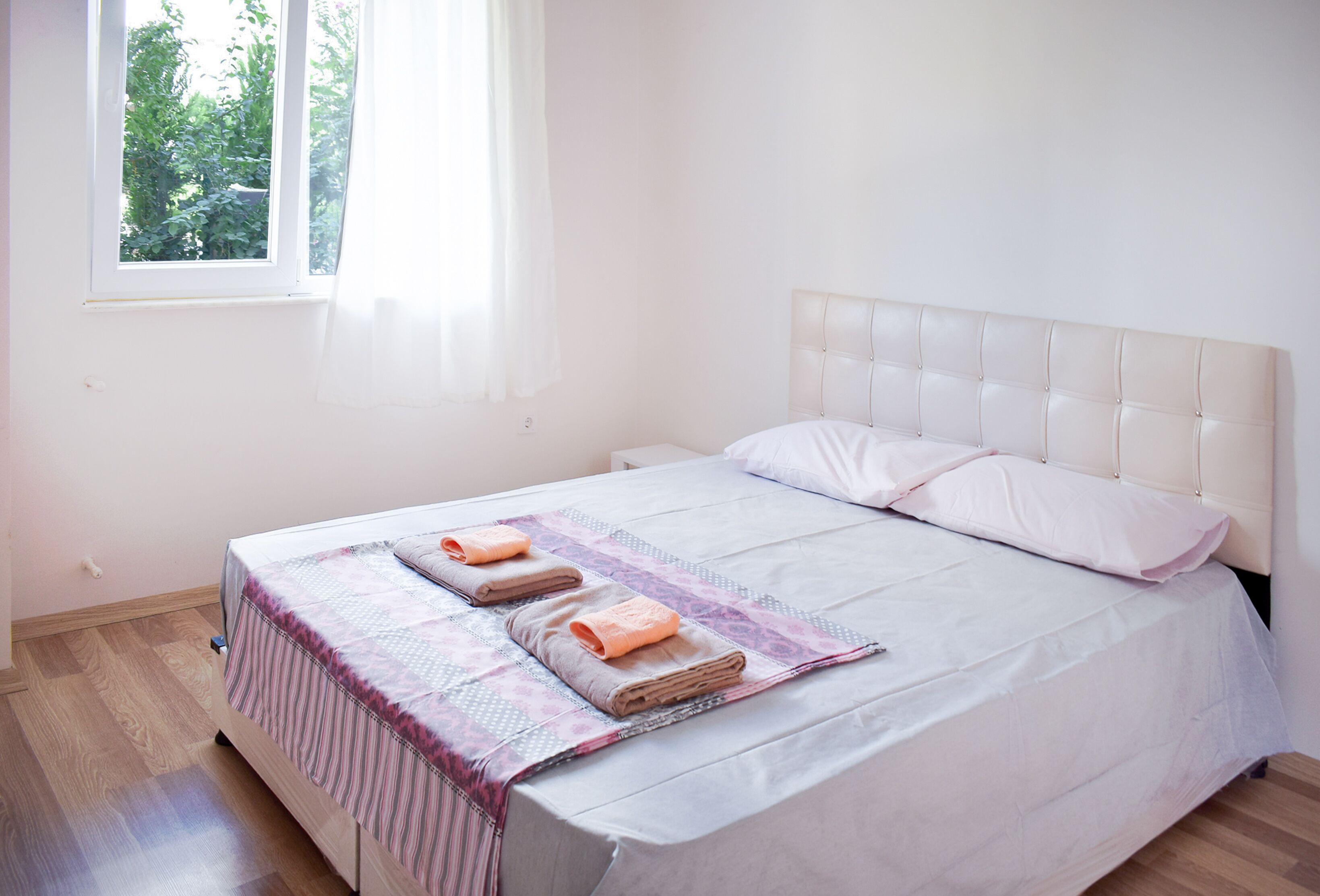 Spacious 1 bedroom with pool and mountain view