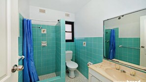 Shower, towels - Hi Surf 2 - Prime Position (AVOCA BEACH)