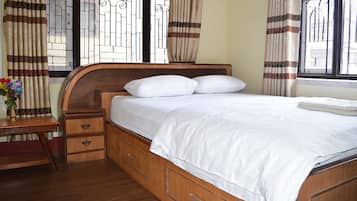 2 habitaciones, escritorio, tabla de planchar con plancha y wifi gratis