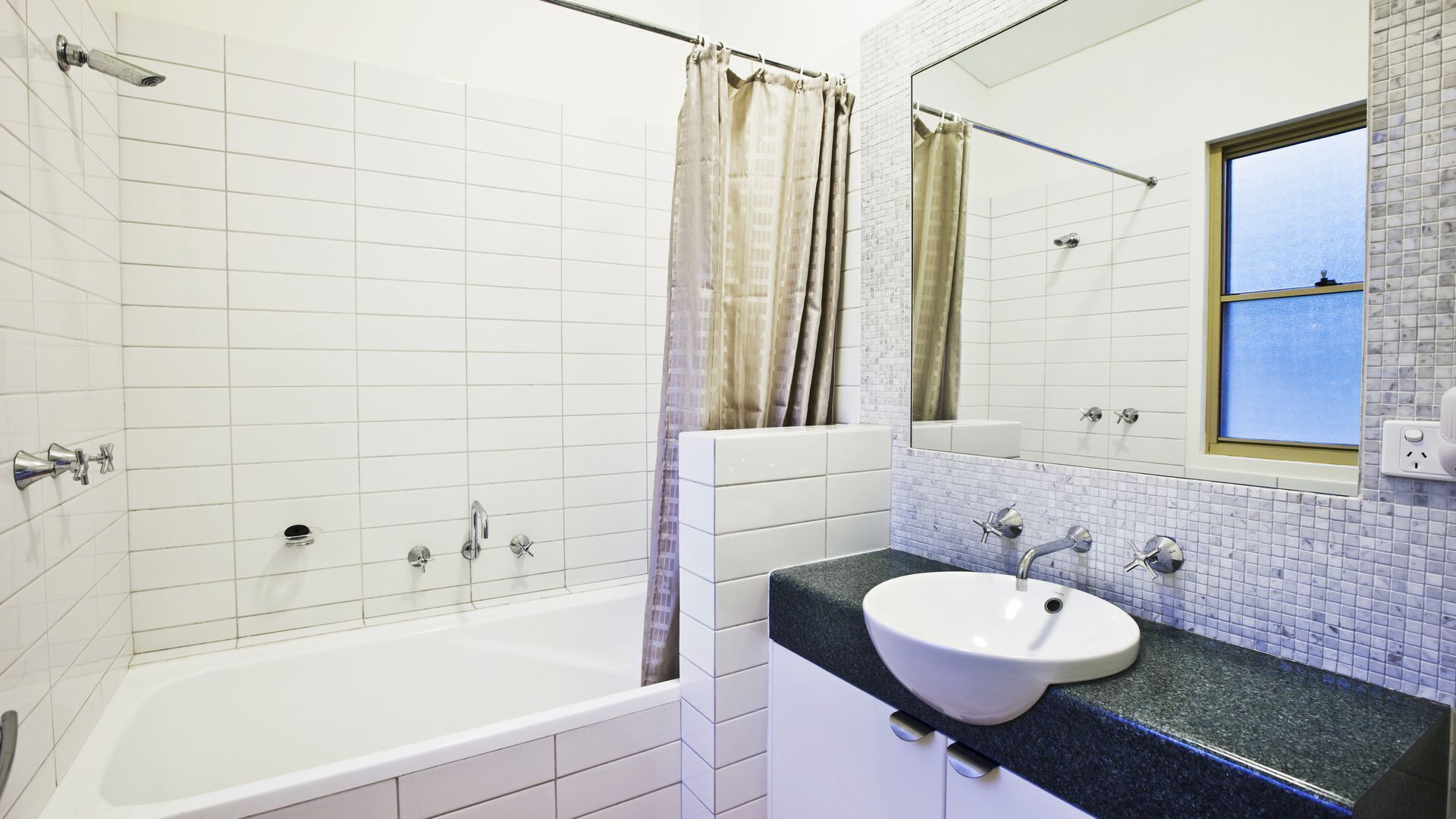 Orchid House - treetop views close to beach — image 13