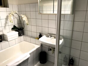 Handtücher, Seife, Shampoo, Toilettenpapier