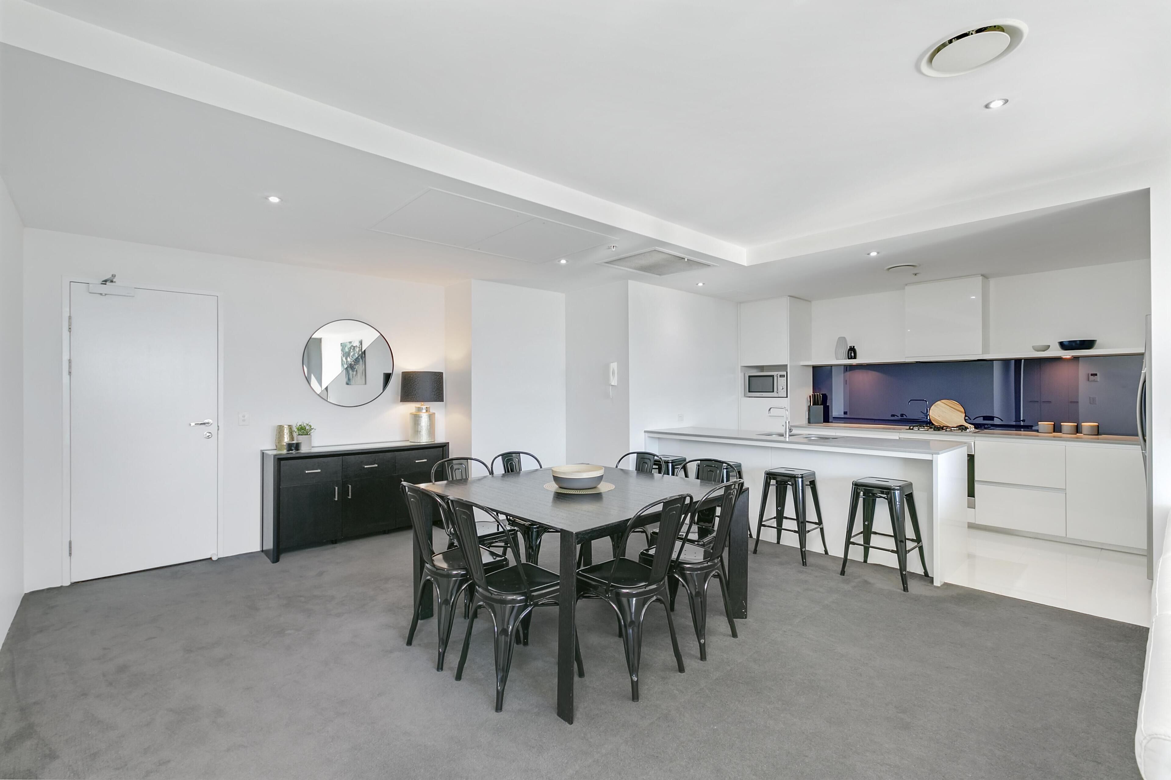 Circle on Cavill – 3 Bedroom City Views — Q Stay — image 6