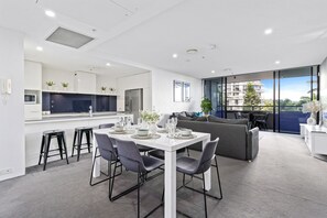 Dining - Circle on Cavill – 3 Bedroom City Views — Q Stay (Surfers Paradise)