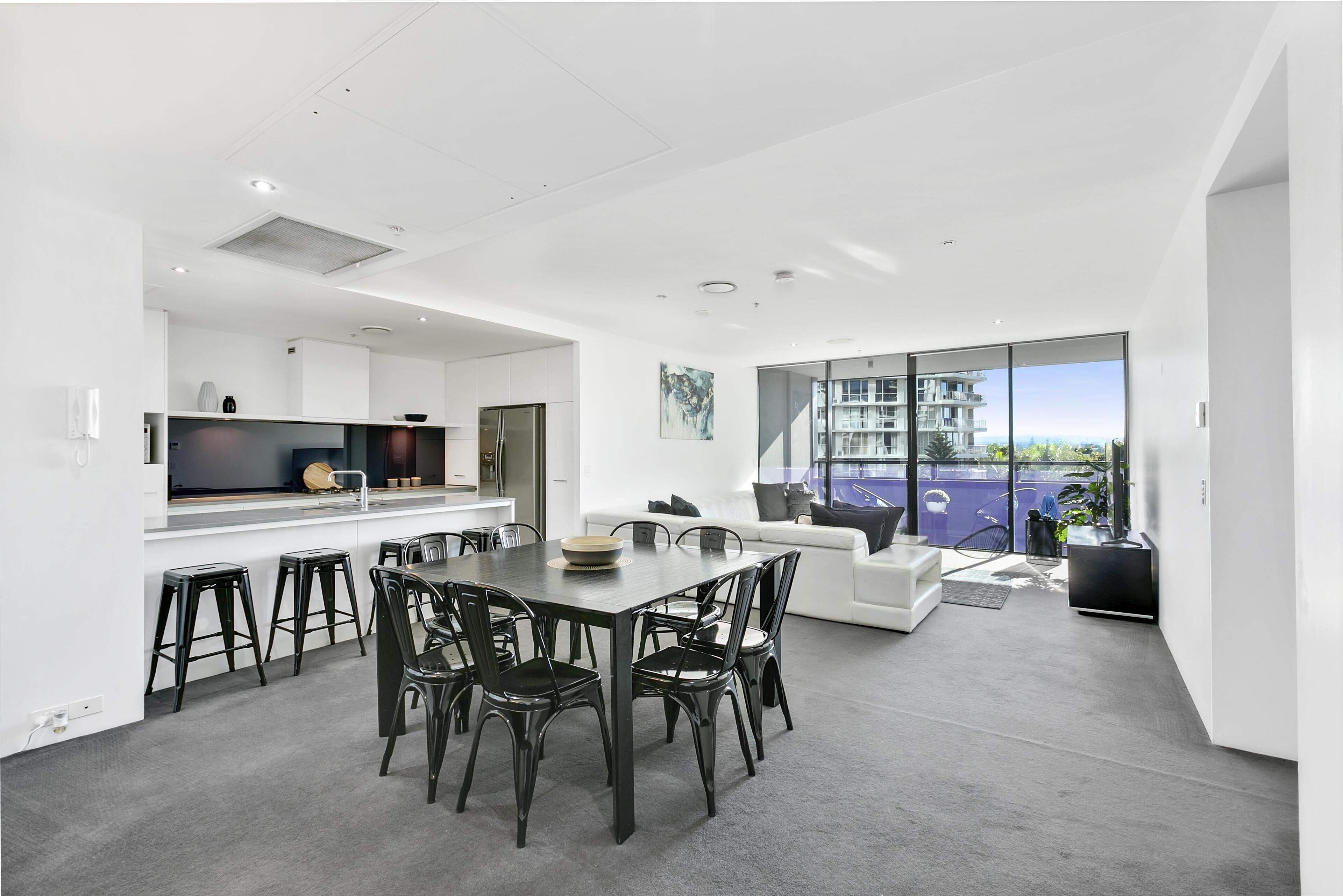 Circle on Cavill – 3 Bedroom City Views — Q Stay — image 4