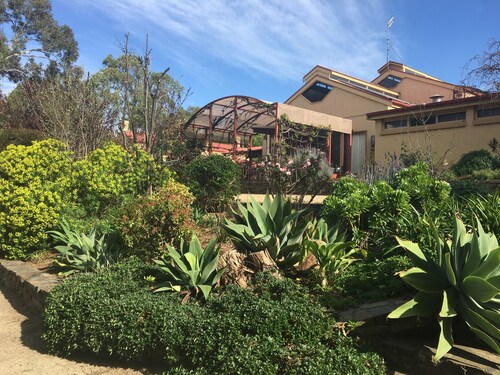 Ideal location to explore historic Strathalbyn, Wineries, good food and scenery