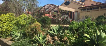 Ideal location to explore historic Strathalbyn, Wineries, good food and scenery