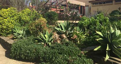 Ideal location to explore historic Strathalbyn, Wineries, good food and scenery