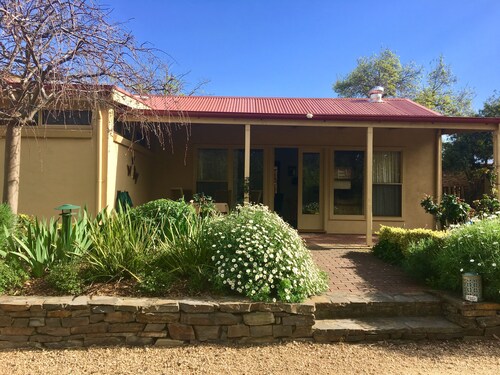Ideal location to explore historic Strathalbyn, Wineries, good food and scenery