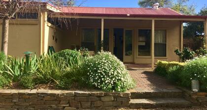 Ideal location to explore historic Strathalbyn, Wineries, good food and scenery