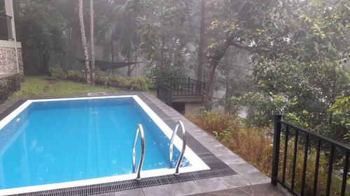 LIVE IN A TEA ESTATE : QUIET : GREEN : FOREST AT HIGH ELEVATION : SPLENDID VIEWS