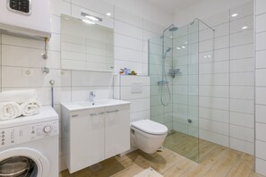 Dusche, Haartrockner, Handtücher, Seife